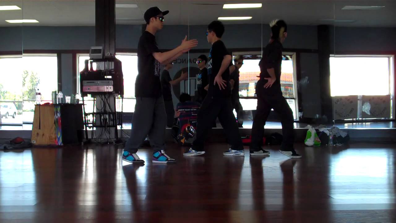 Poreotics doing the ROBOT!!