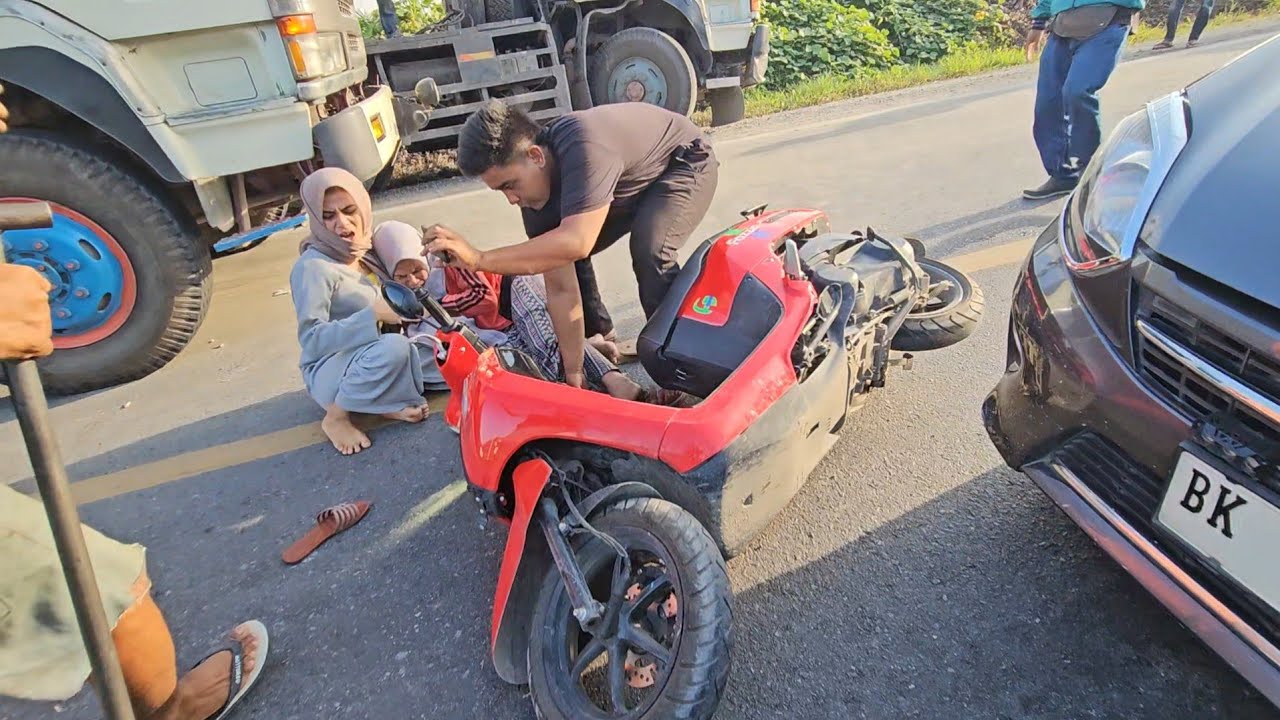 Truck Trailer Menjadi Saksi Detik Detik Kejadian Di Dalam Kejadian.2Wanita Bersepeda Motor Menangis.