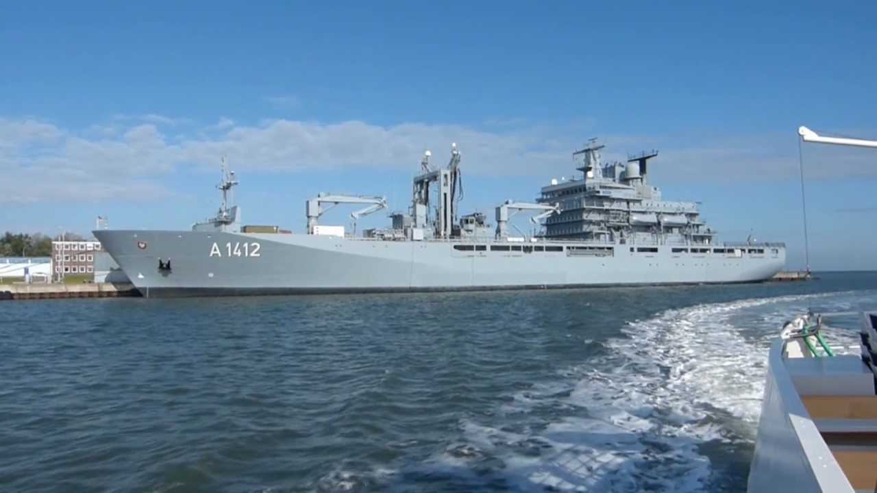 Marineschiff A 1412 - Vorbeifahrt in Wilhelmshaven