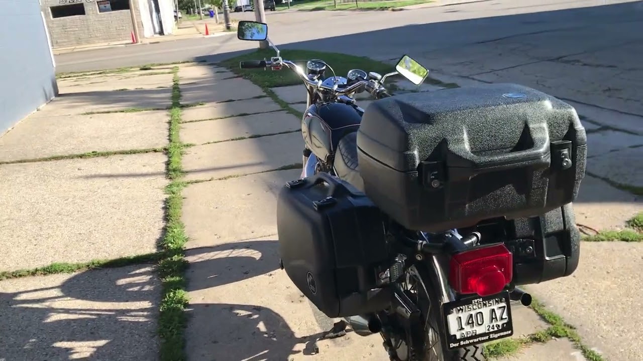 Norton Commando 1974 cold start.  Andover Norton luggage system, Single Mikuni VM34, Pazon ignition.
