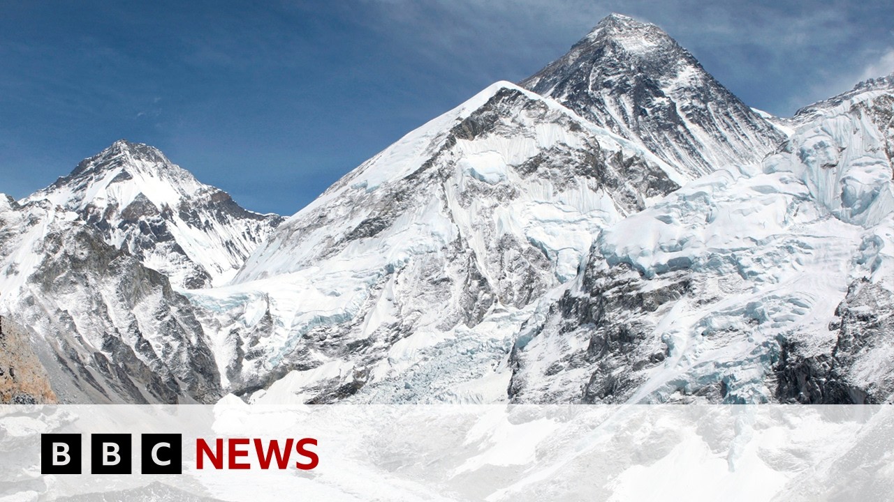 Mount Everest rescuers battle heavy snow with hundreds still stranded | BBC News