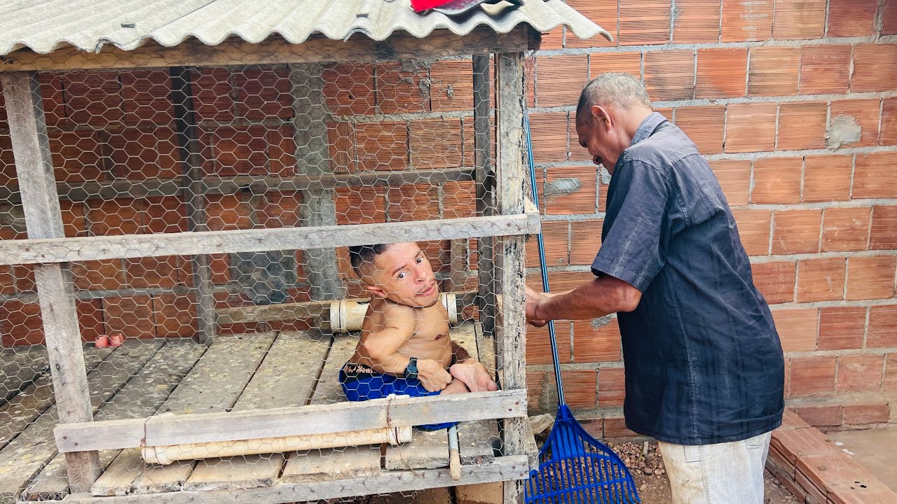VELHOBRUTO BOTOU O CARANGUEJO DENTRO DO GALINHEIRO 😂😂😂