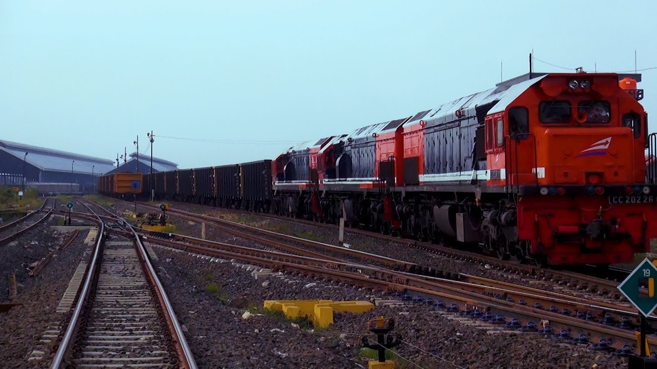 Kereta Api Batu Bara Rangkaian Panjang Babaranjang 3 Lokomotif CC 202 di Stasiun Rejosari