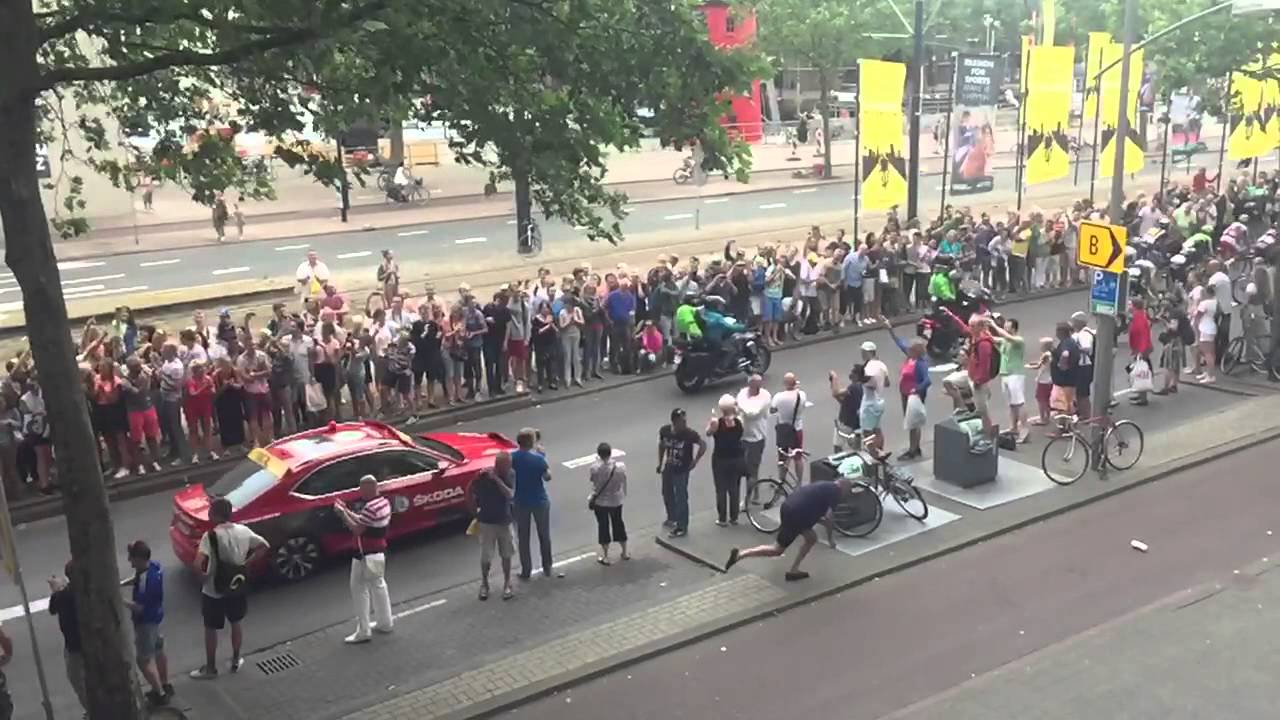 Bijzondere valpartij / Rare crash at Tour de France 2015 - Stage 2 Rotterdam!