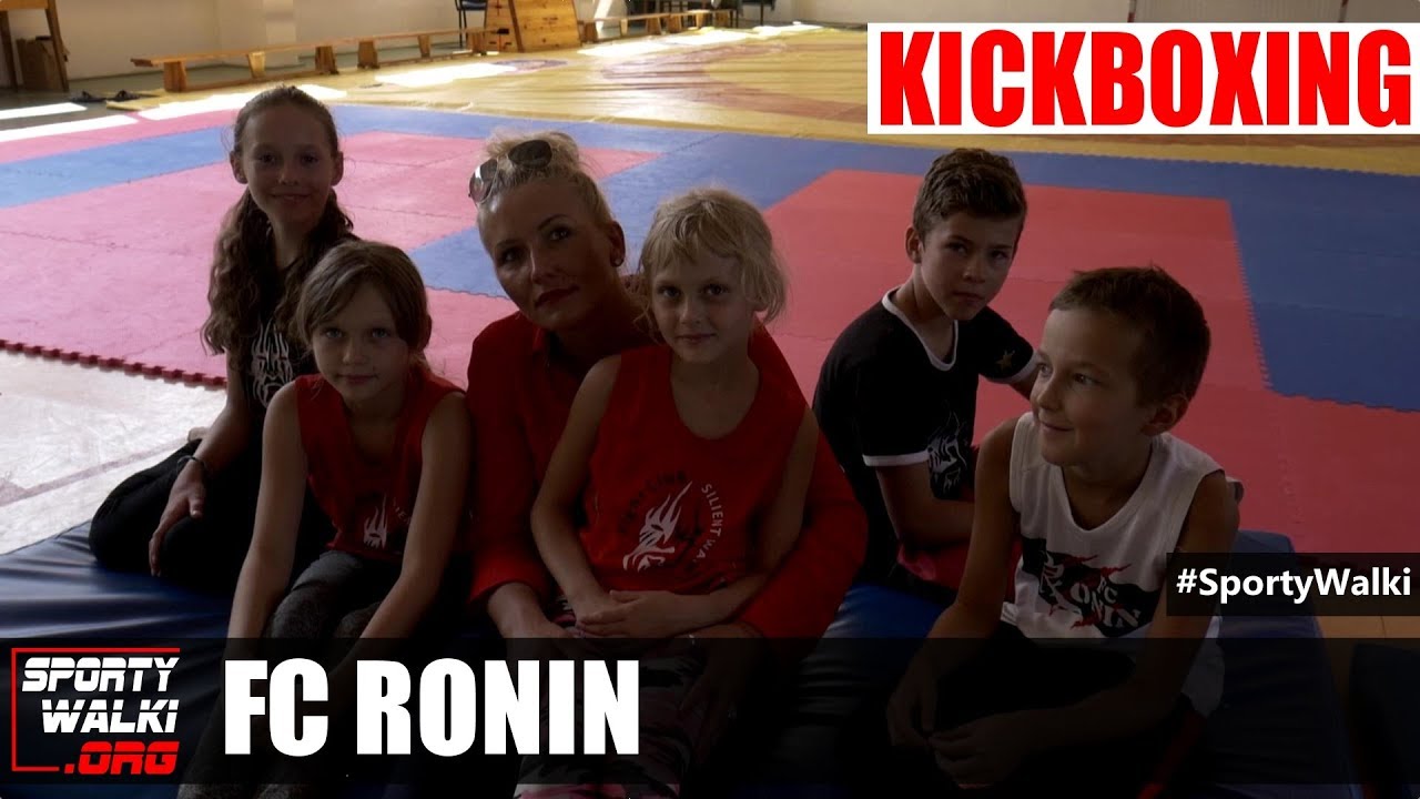 Dzieci z Ronin FC na zgrupoiwaniu kickboxerskim
