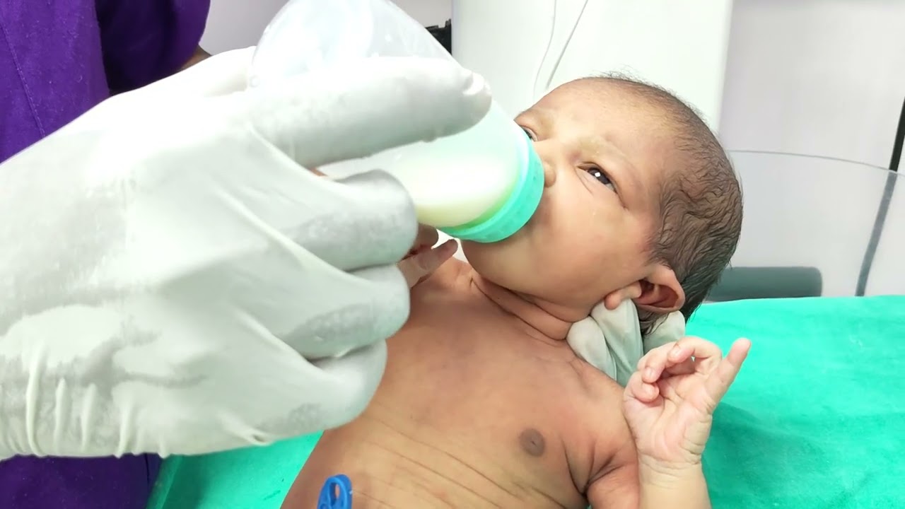 So Cute! 🥺 Hungry Baby's Reaction to Milk Bottle | Non-Stop Crying to Happy 🍼