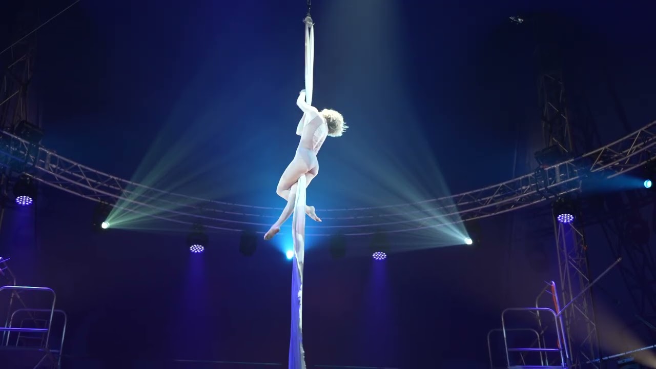 Tilburgs winter circus, Aerial Silks act by Hannah Nissen