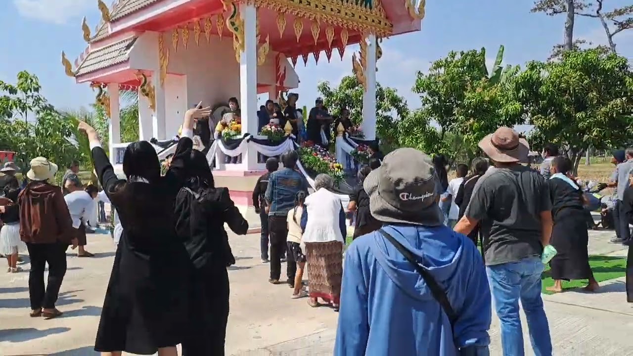 โปรยทานหน้าไฟงานฌปนกิจศพของคุณแม่( เตย  โสรบุตร) 13/2/69