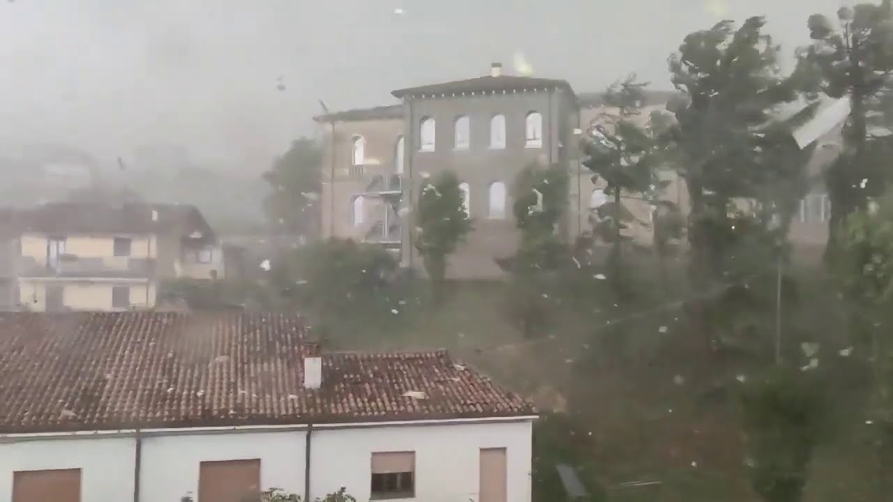 Le forti raffiche di vento sollevano il tetto della casa che si polverizza in volo