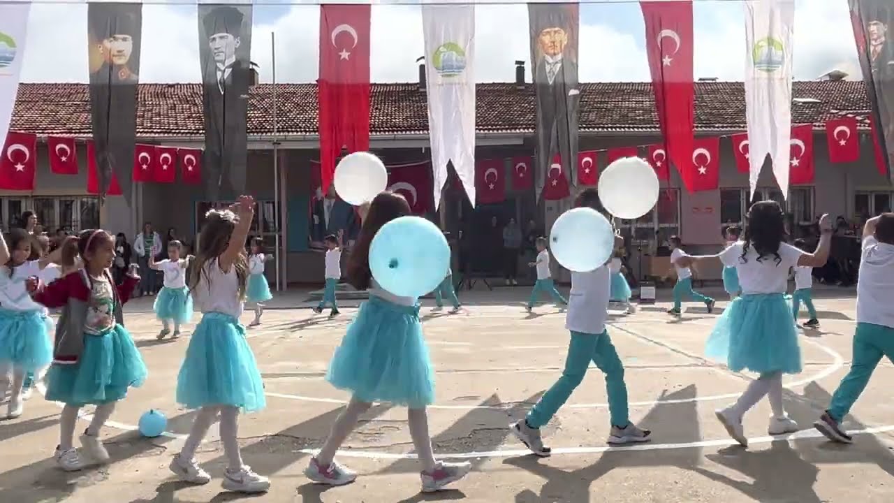 Şirinler Partisi 23 Nisan Dans Gösterisi