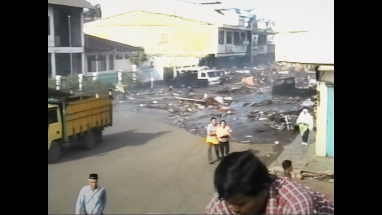 Tsunami rushes into Downtown Banda Aceh, Aceh, Indonesia (Full Quality Clip)