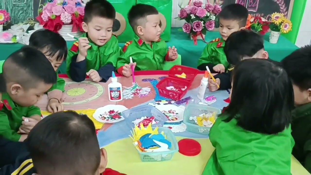 Tạo hình: Xé dán tranh Chú Bộ Đội 