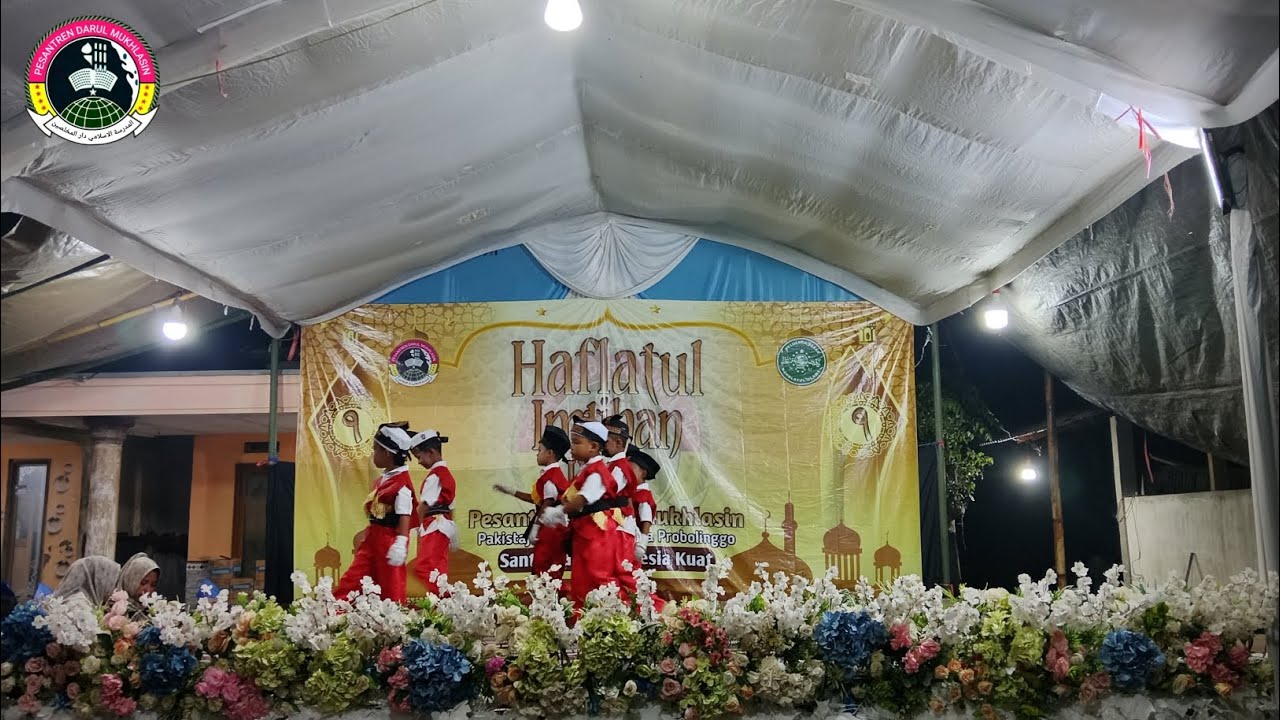 Penampilan santri putra 