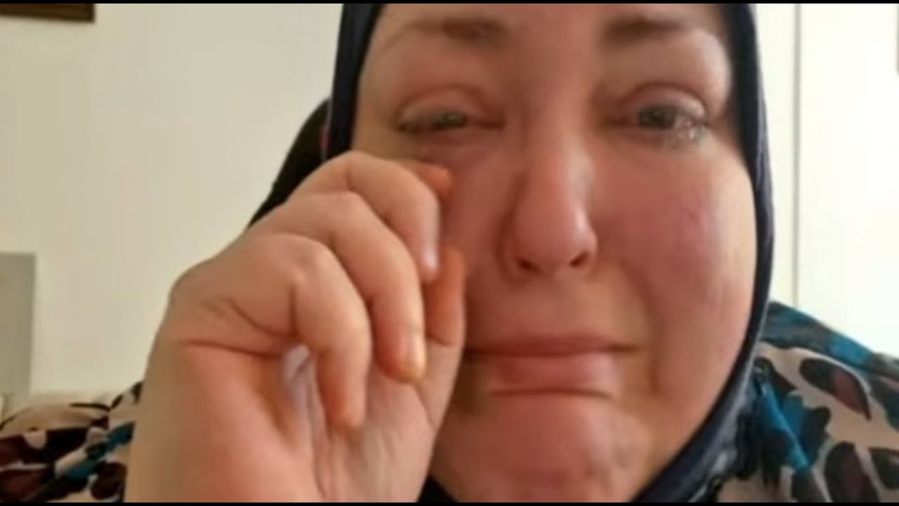 Foodie Beauty Cries VICTIM After Her LOLCOW Live Appearance.