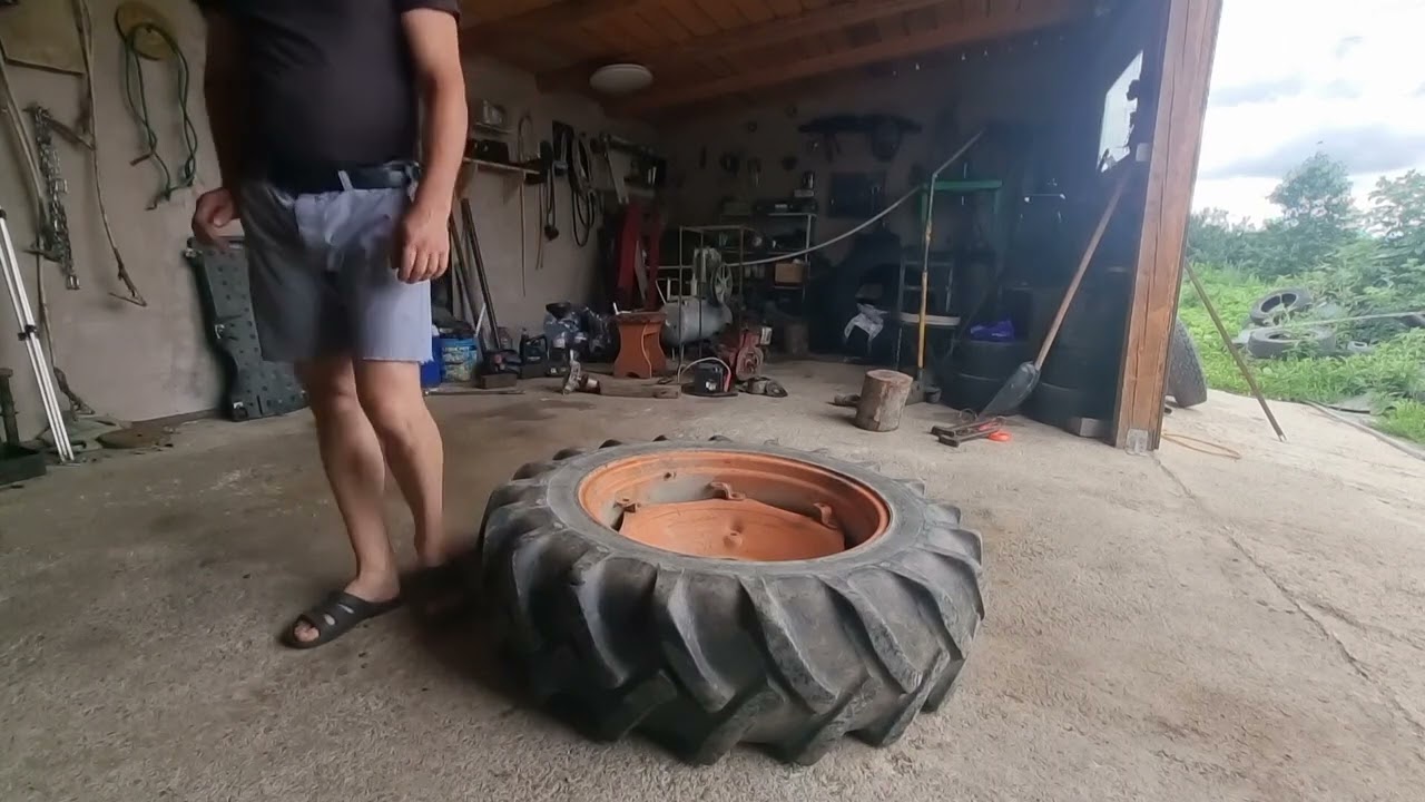 Înlocuiesc cauciucul pe spate la tractor