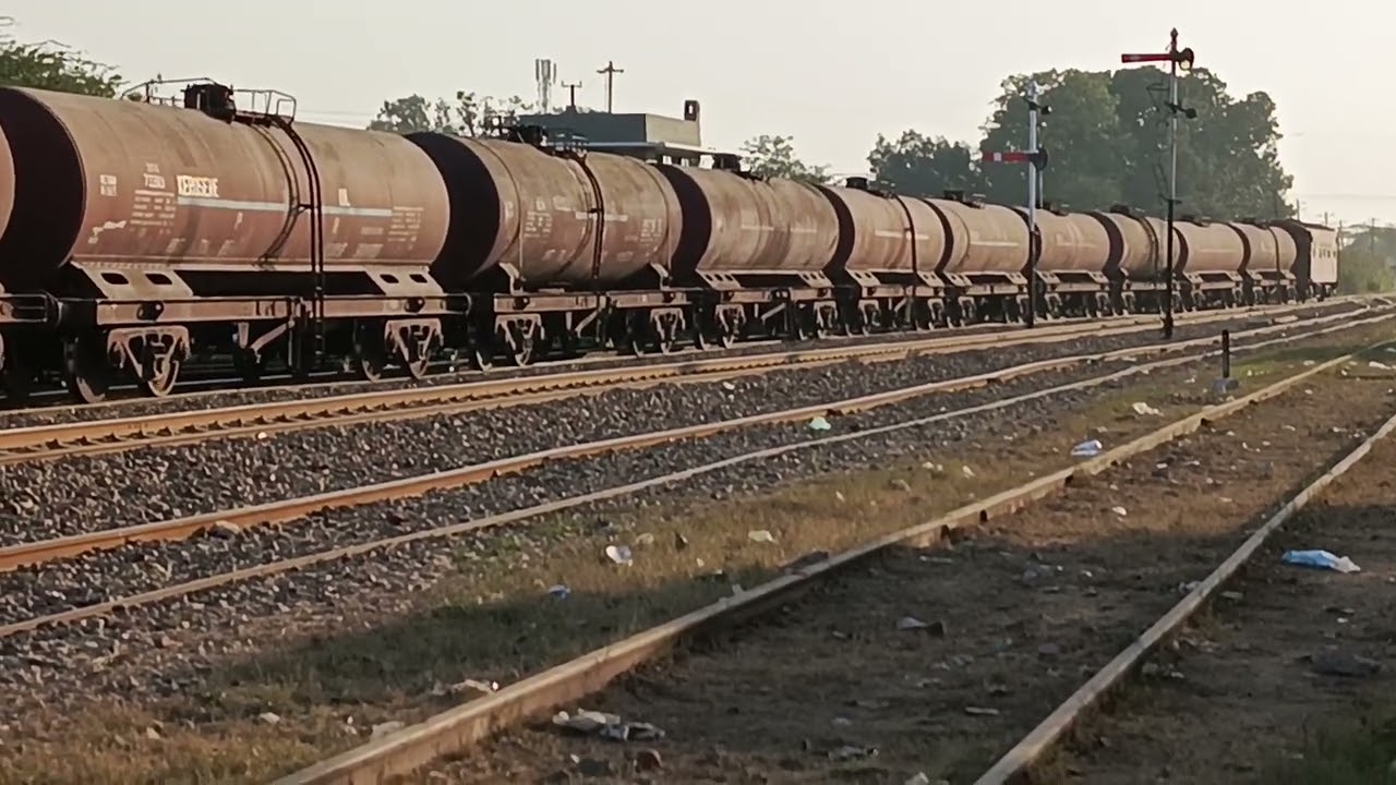 RGE-24 with Oil Tanker train Arrival at Jhumra Railway Station ll Pakistan Railways ll HMC Malrail