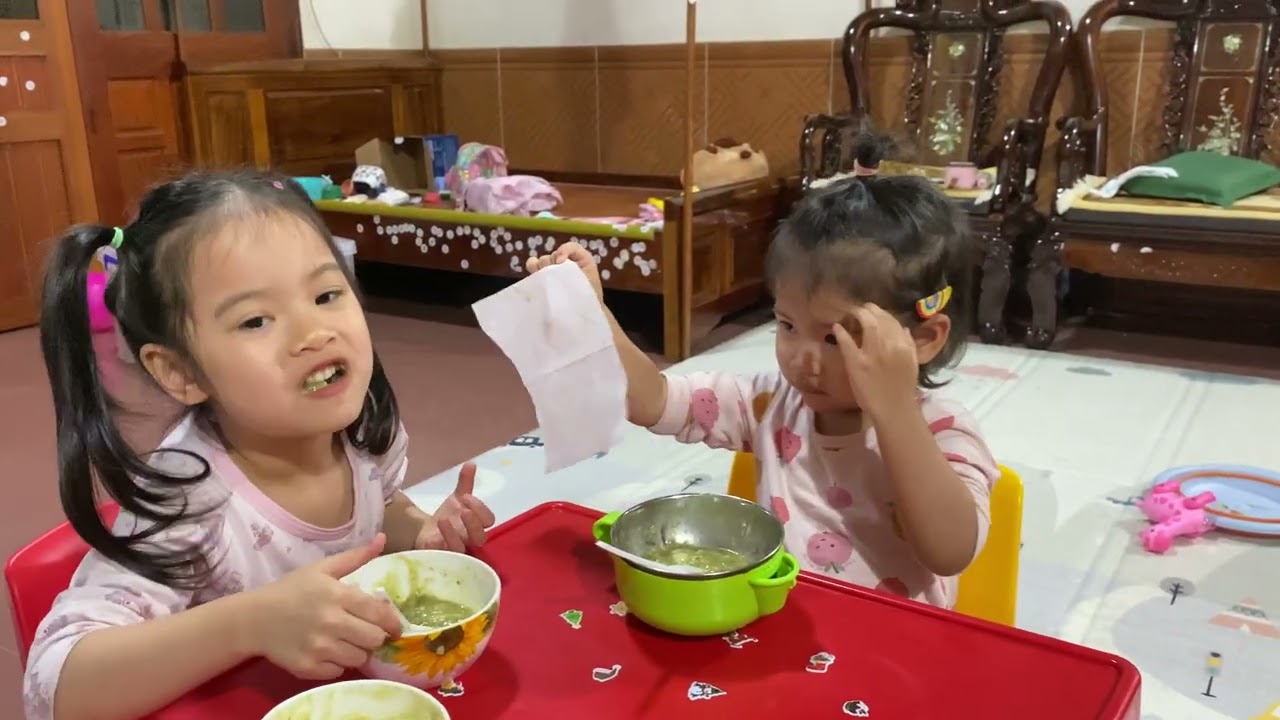 Cuộc thi ăn nhanh của 2 chị e