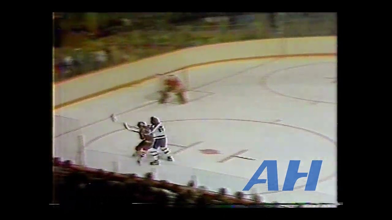 NHL Dec. 17, 1977 Pat Boutette,TOR v Pierre Plante,CHI (hit) Toronto Maple Leafs Chicago Blackhawks