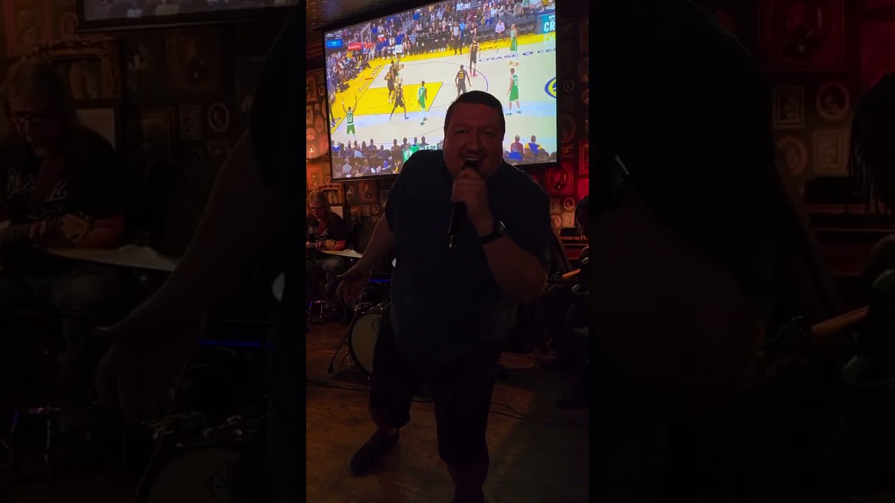 Garth Brooks Crashes Karaoke