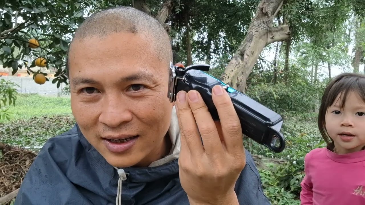 Trời không mưa mà vẫn mặc áo mưa