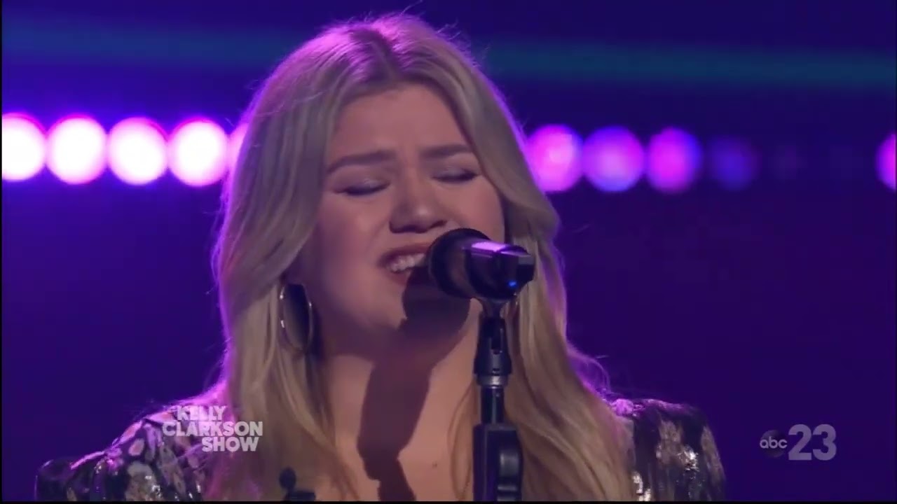 Kelly Clarkson Performs She Drives Me Crazy by The Fine Young Cannibals Live Concert August 29, 2023