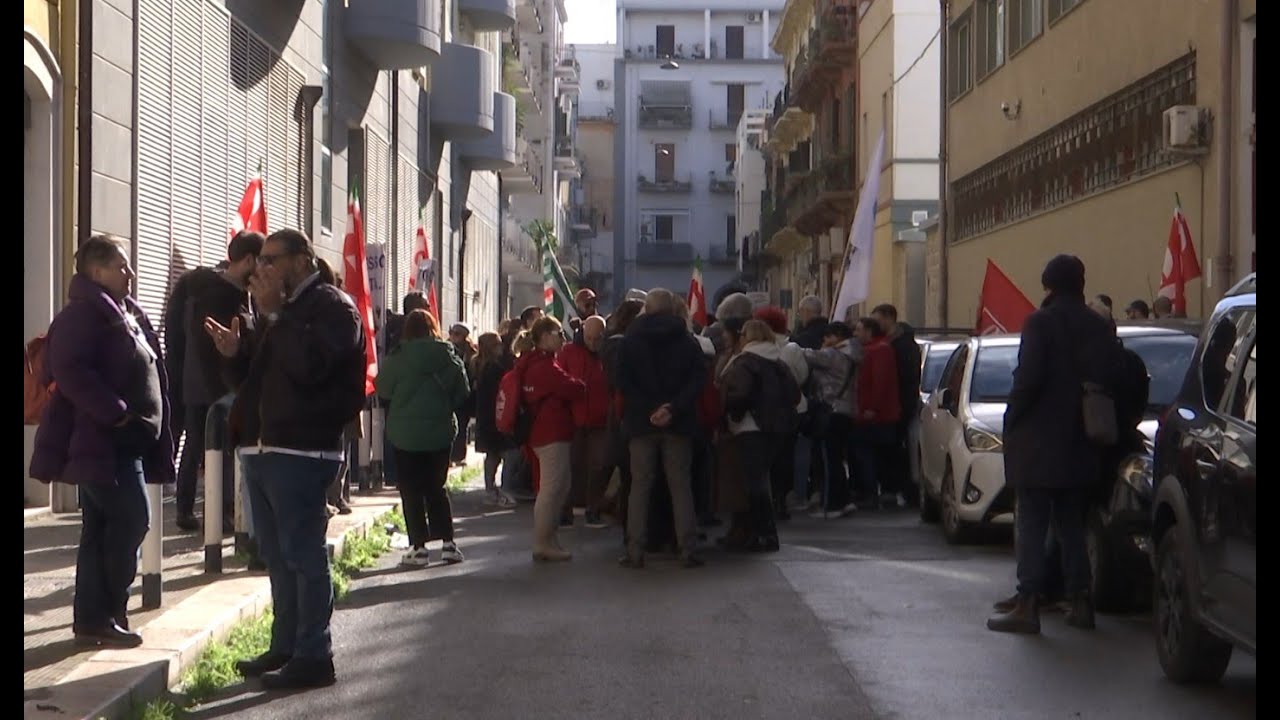 Bari, protesta dei lavoratori call center Enel: 
