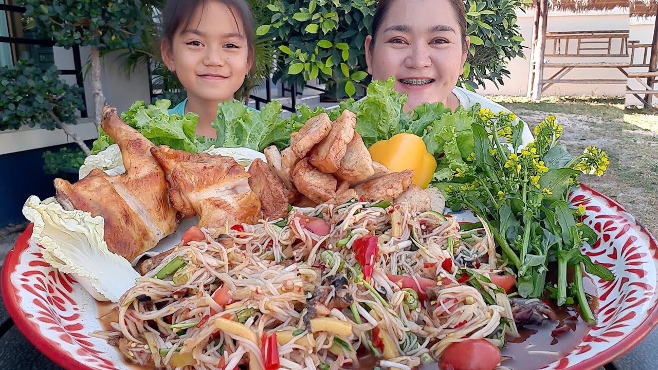 ตำป่าเผ็ดๆแซ่บๆ กินกับหมูยอไก่ย่าง อิหล่ากินได้นิดเดียวน้ำตาแตกไปเลยจ้า😄 21 มกราคม พ.ศ.2567