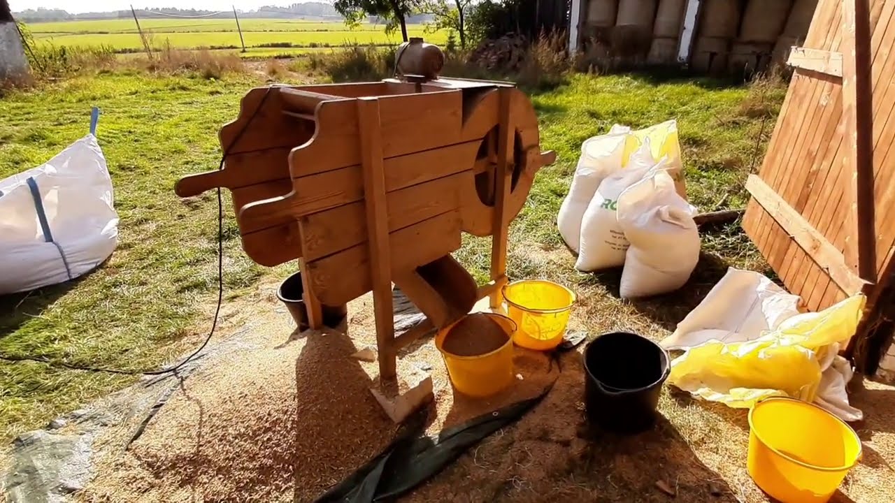 Czyścimy zboże wialnią własnej produkcji!! Stare ale efekty daje.
