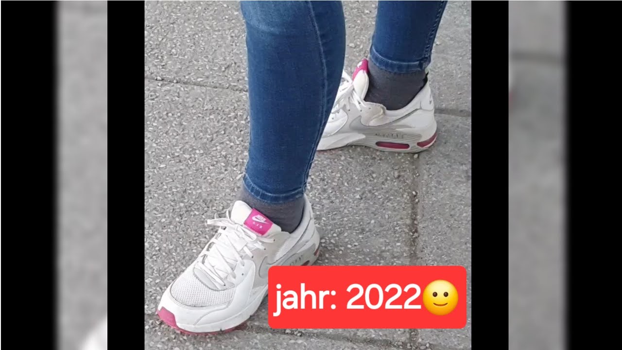 Mädchen in Schuhen bzw. Stiefel 🙂 (Diashow) (Ihre Socken sind zu sehen) 2022