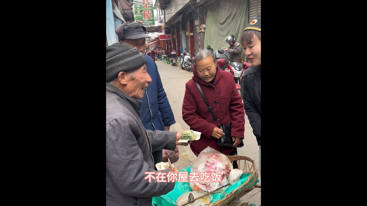 #关爱老人 #菜市场趣事 跟着他走了几条街 一直是推着卖的