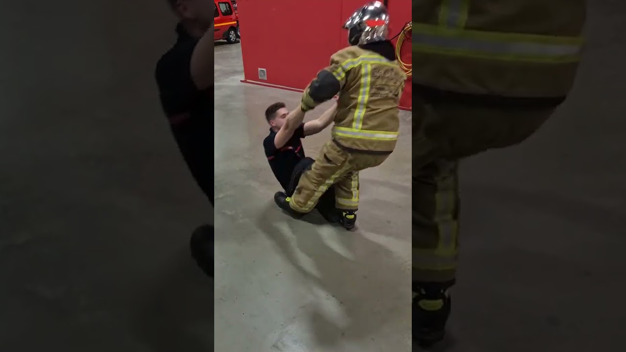 t&eacute;cnica para poner a una v&iacute;ctima en la espalda🔥 #strike #pompier #Firefighter #bomberos #info #fire