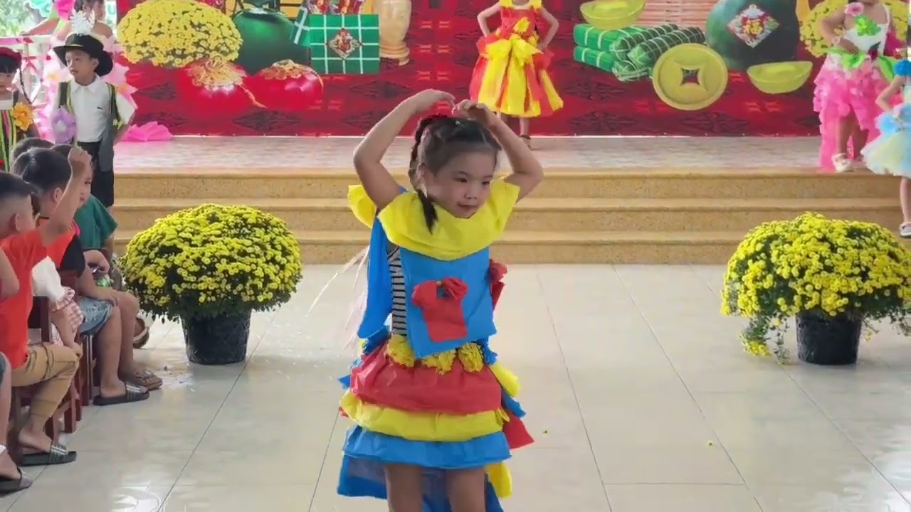 Biểu diễn thời trang tái chế Trường Mẫu Giáo Long Định