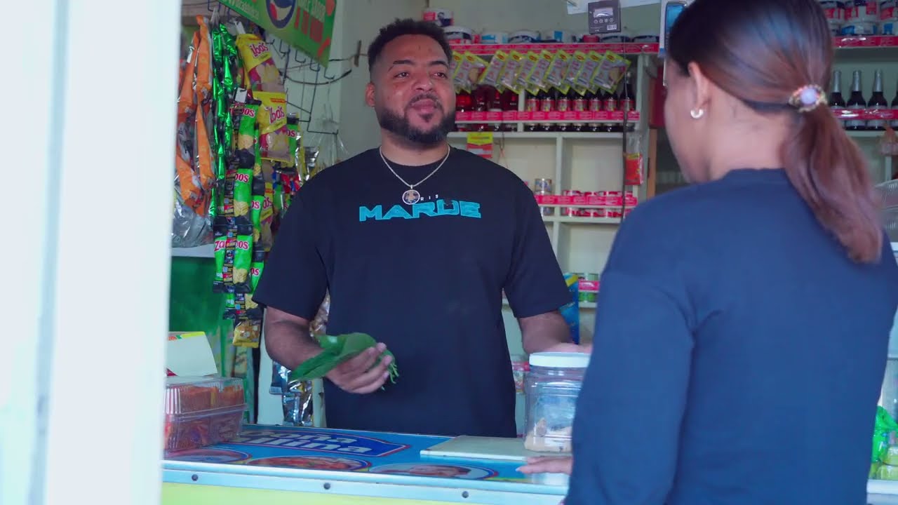 La compra y paga con hojas 