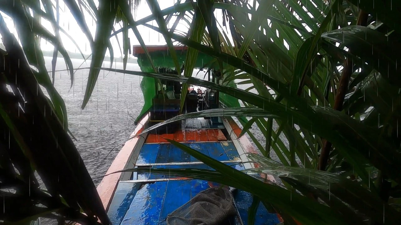 Diterjang hujan angin sangat deras saat mancing di sungai sampai ketiduran di perahu
