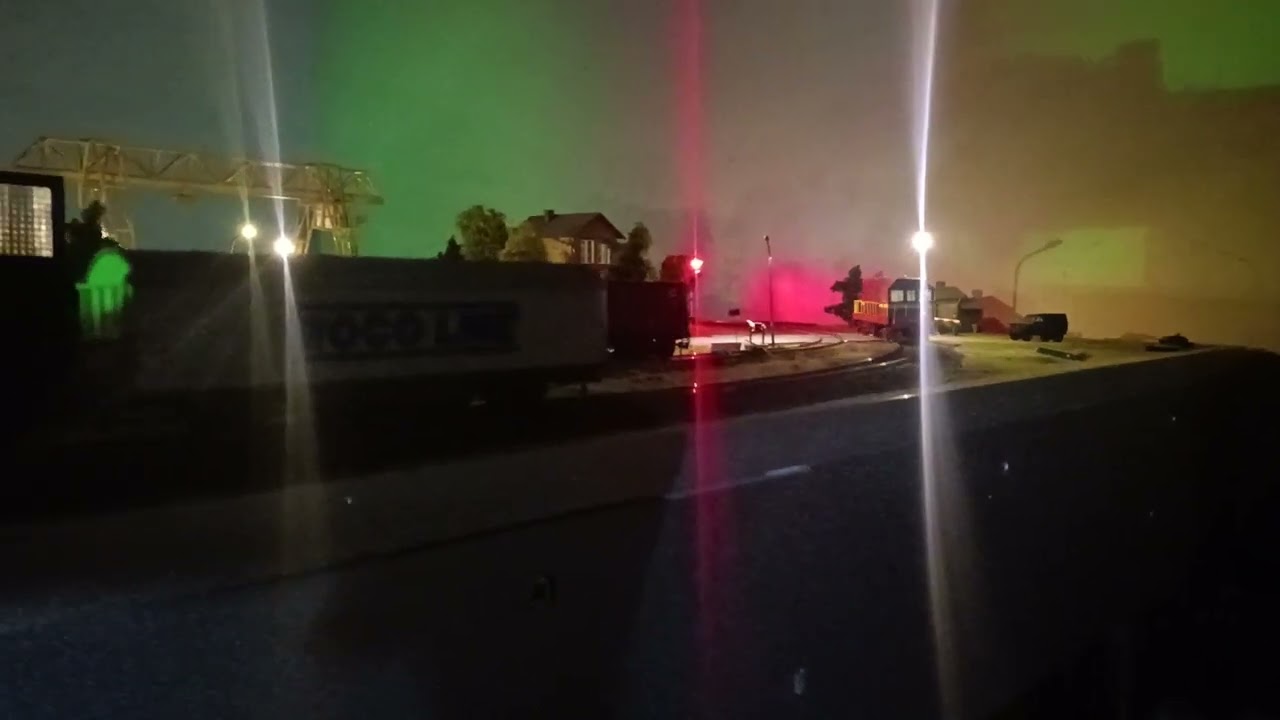 Сделал освещение на макете.  1/87 Н0. дизель Piko Чмэ2