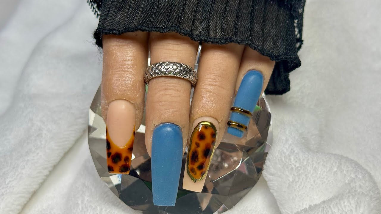 💅 Diseños Elegantes en Uñas: Efecto Carey con Azul Mate