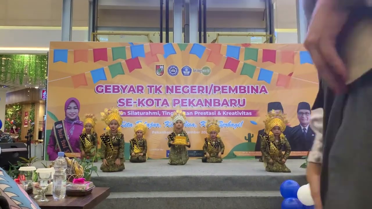 Tari persembahan di acara Gebyar TK Negeri se kota pekanbaru