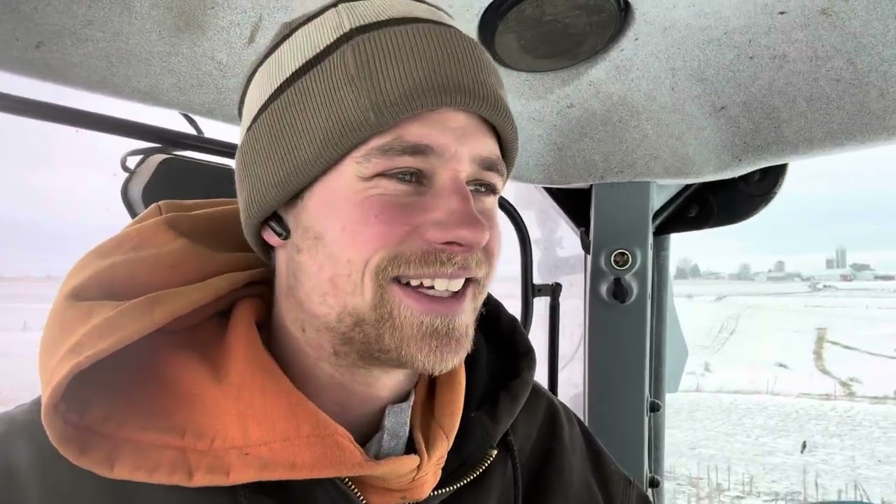 ОВЦЫ И КОЗЫ ВЫХОДЯТ ВО ВРЕМЯ ПЛОХОЙ ЗИМНЕЙ ПОГОДЫ!! 🐑 🐐 ❄️ ❄️