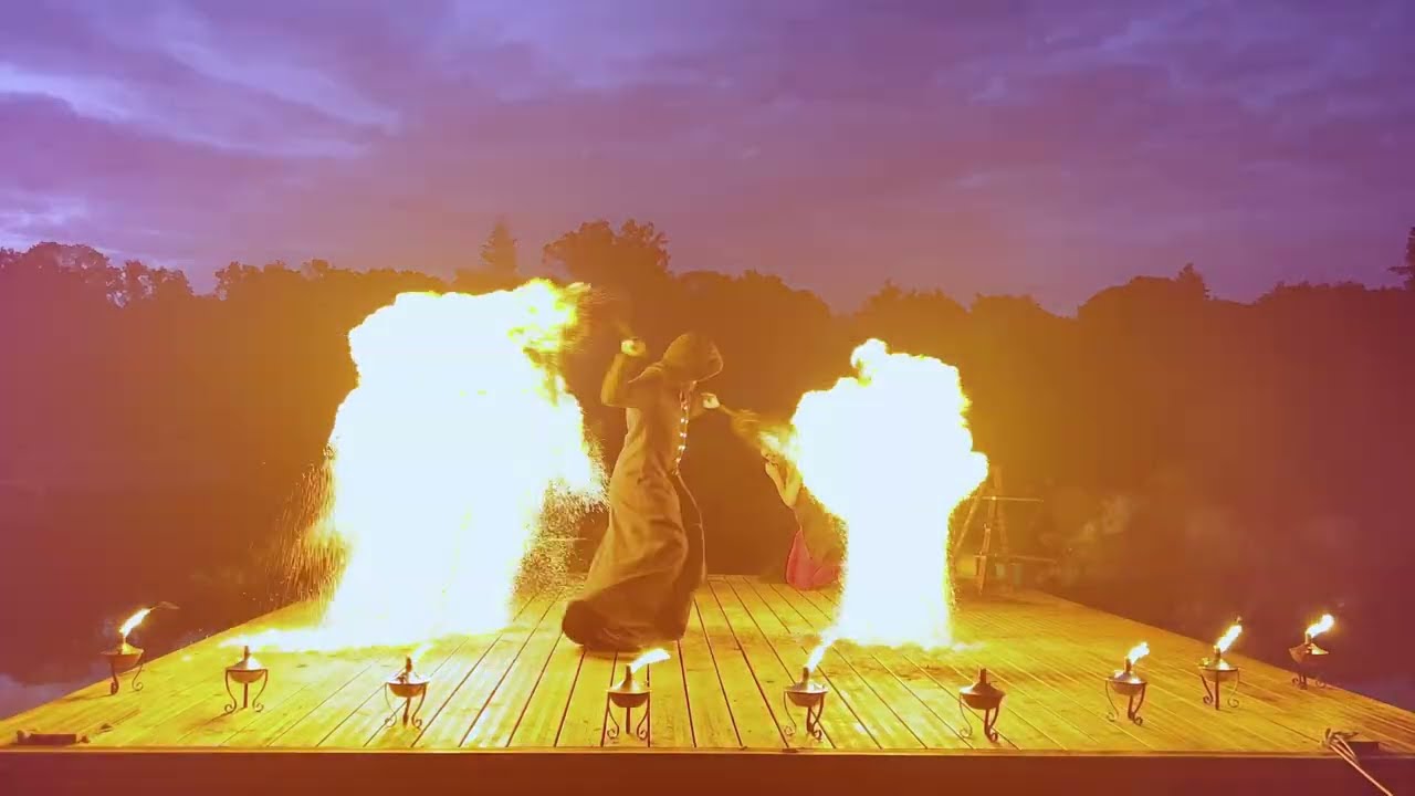 Atemberaubende Feuershow f&uuml;r Events, Hochzeiten & Firmenfeiern in Deutschland -- Feral Flame