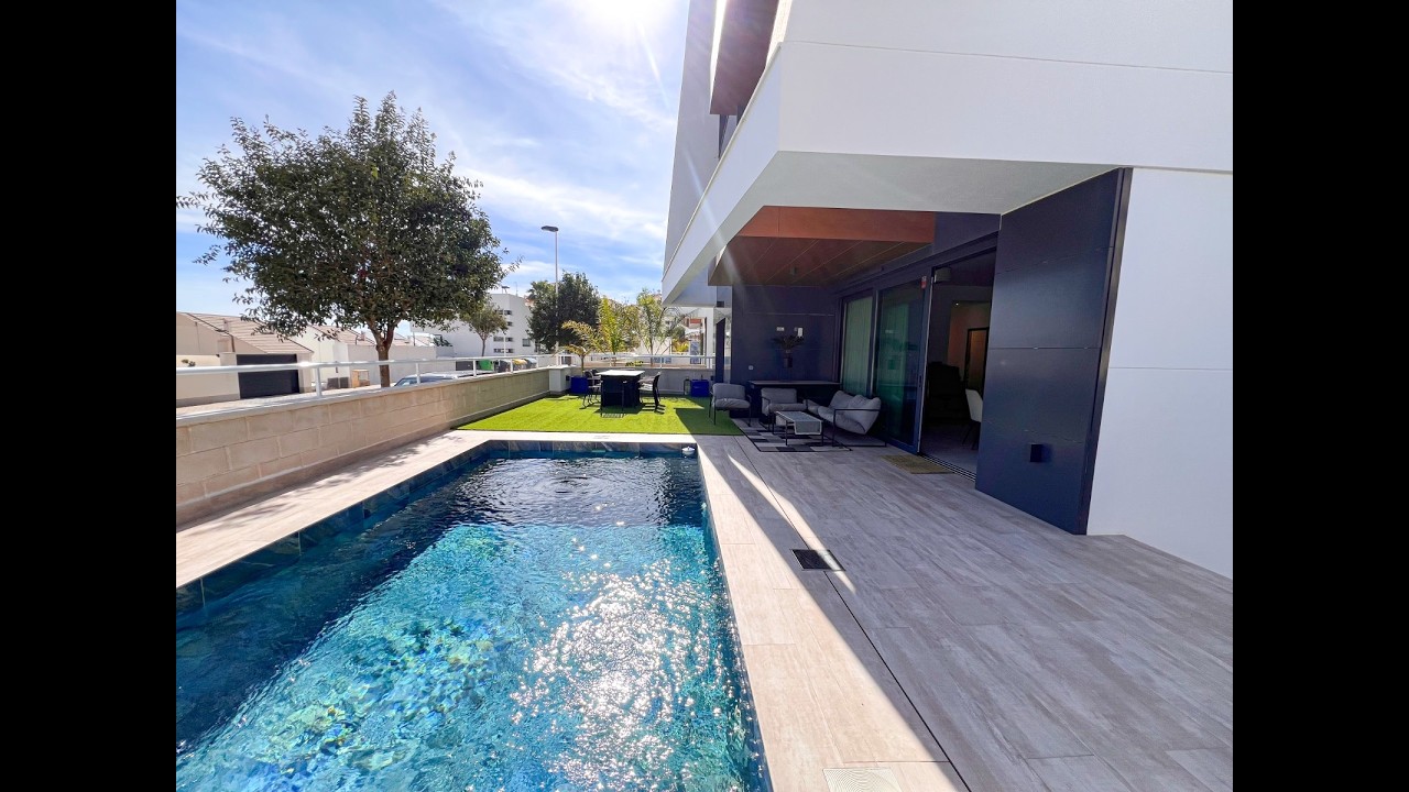 Apartamento premium en planta baja con vistas al mar y piscina privada en Guardamar del Segura