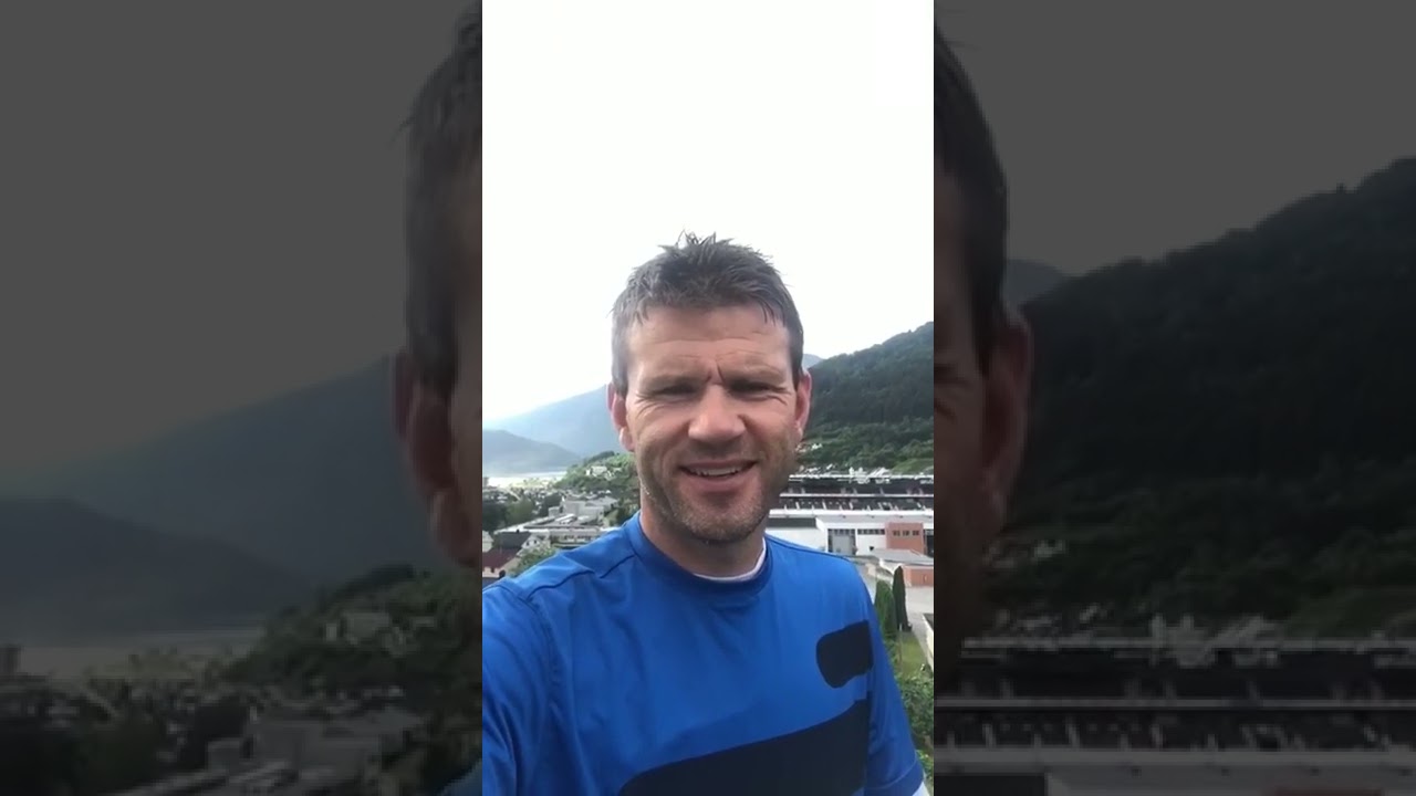 Eirik Bakke fotballhelsing p&aring; f&oslash;rste dag.