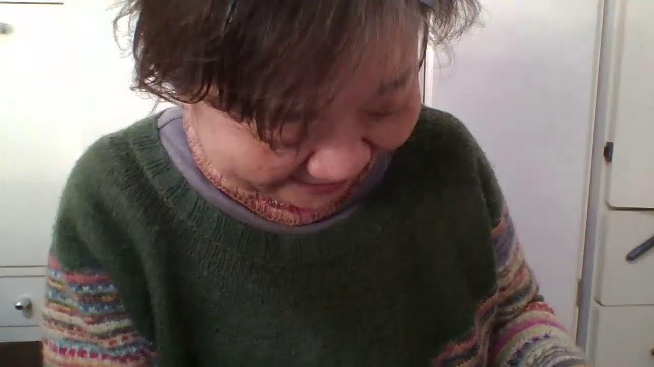 編み物をしながらおしゃべりしています。
