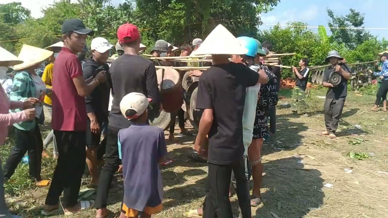 đánh cồng chiêng,  xoan arap lễ bỏ mả người chăm h'roi ở xã cà lúi, sơn hòa, phú yên.