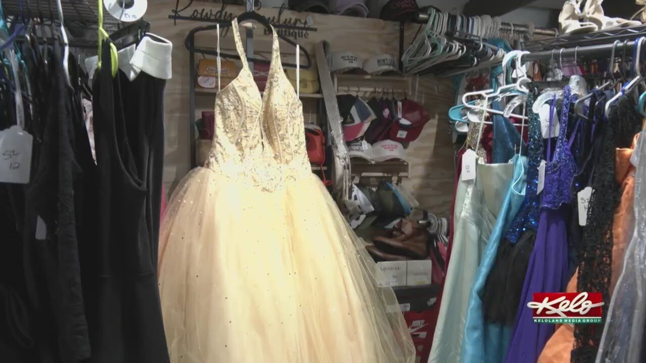 Организация Prom Closet поможет справиться с финансовыми трудностями, связанными с покупкой платьев.