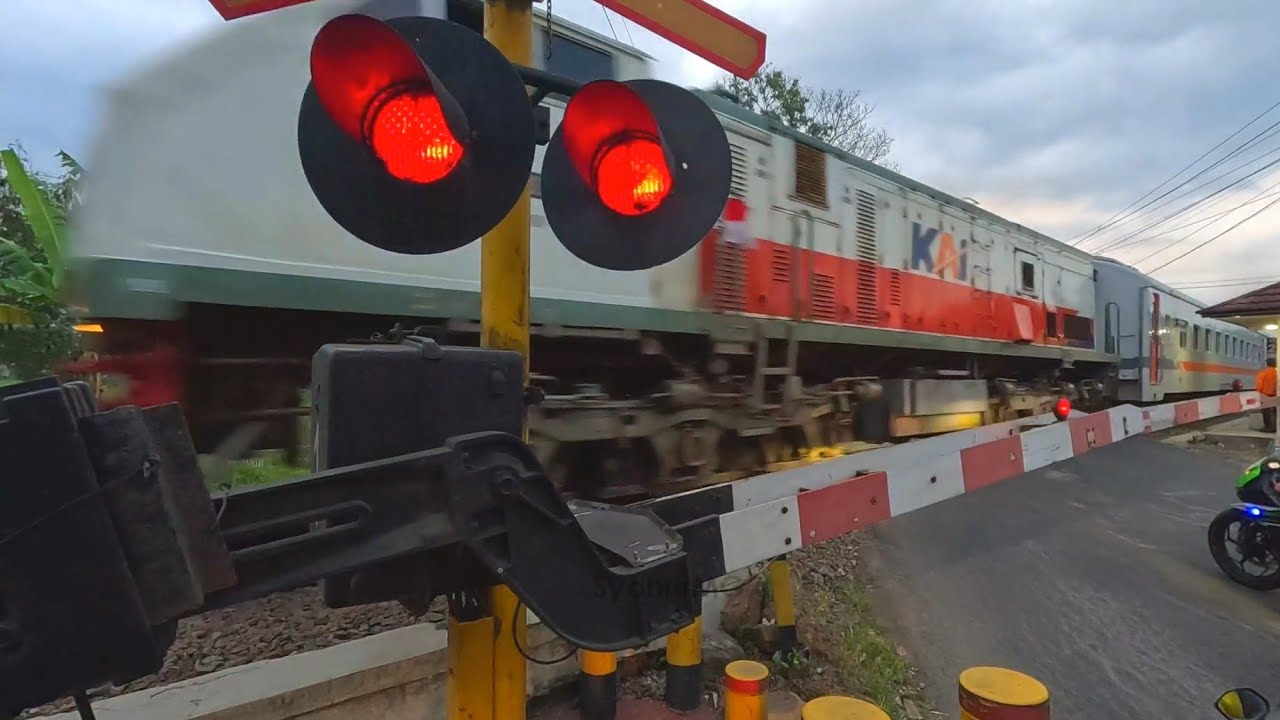 Keunikan Perlintasan Kereta Api Cikampek | Palang LEN Lampu Arah Terang