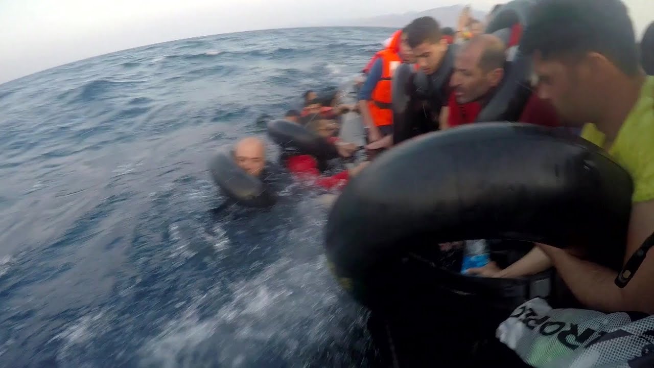 'O momento em que o bote onde eu estava afundou no Mediterrâneo'