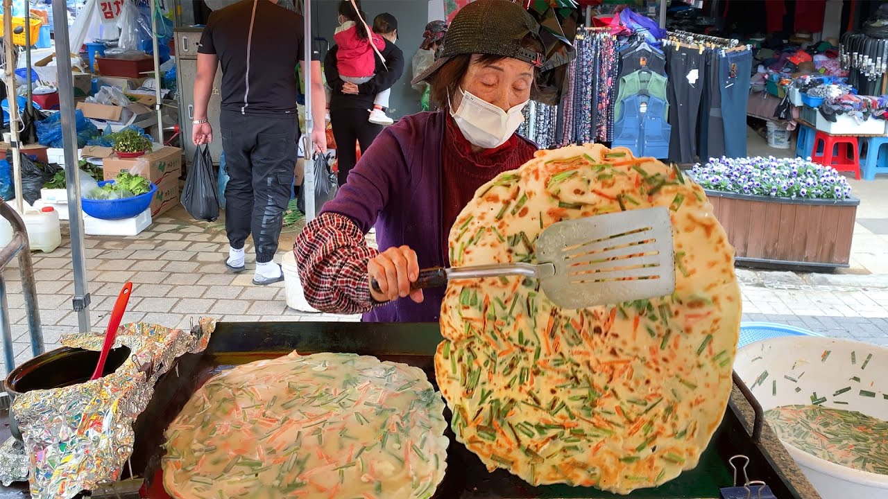 오일장 명물 초대형 방석부침개? 쉴새없이 부치시는 대왕 부침개 할머니┃Grandma's BuchuJeon(Chives pancake)-Korean street food