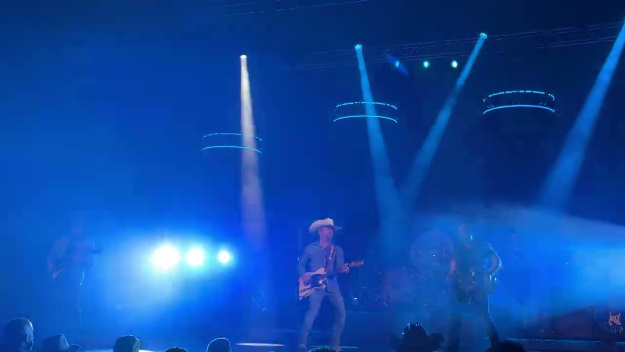 Point at You - Justin Moore 