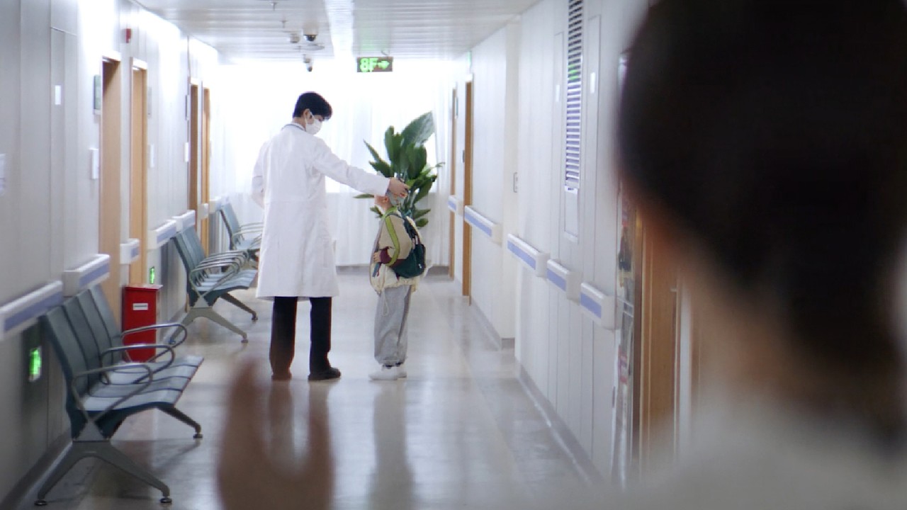 🌷【MOVIE】灰姑娘發現帥醫生竟然有個孩子，一臉震驚，心瞬間碎了 #最新中國電視劇 #甜寵 #徐若晗 #张凌赫 #爱你