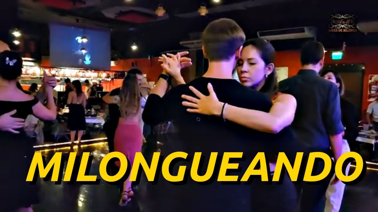 Baile de tango social milongueando en  El Farolito milonga, San Telmo